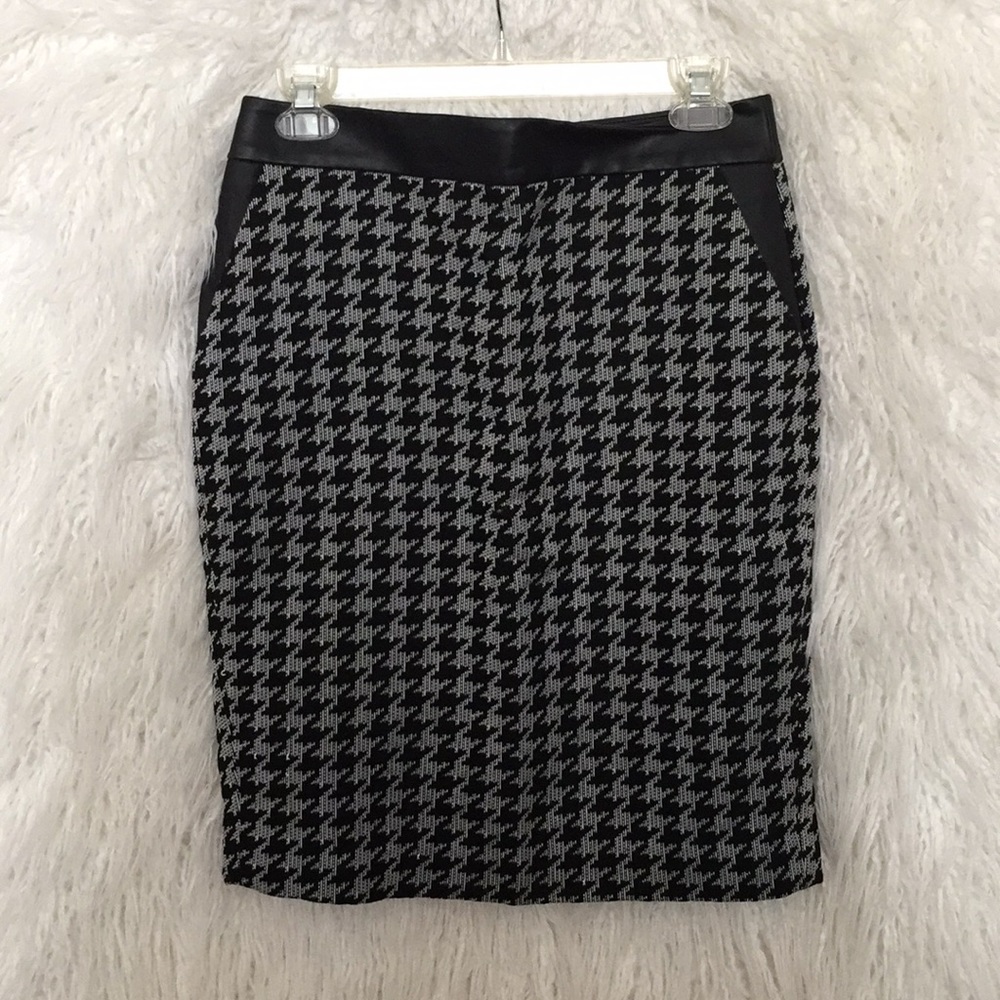 Leather accent patterned pencil skirt